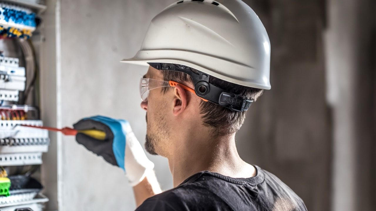 Techniker arbeitet an einer Verteilung