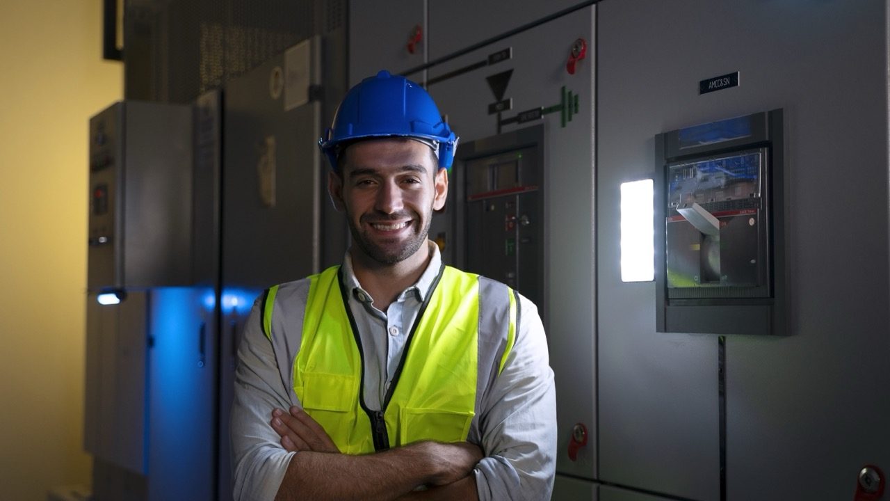 Servicetechniker der Sewamo GmbH vor einer Schaltanlage