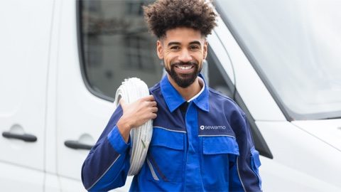 Monteur der Sewamo GmbH am Servicefahrzeug