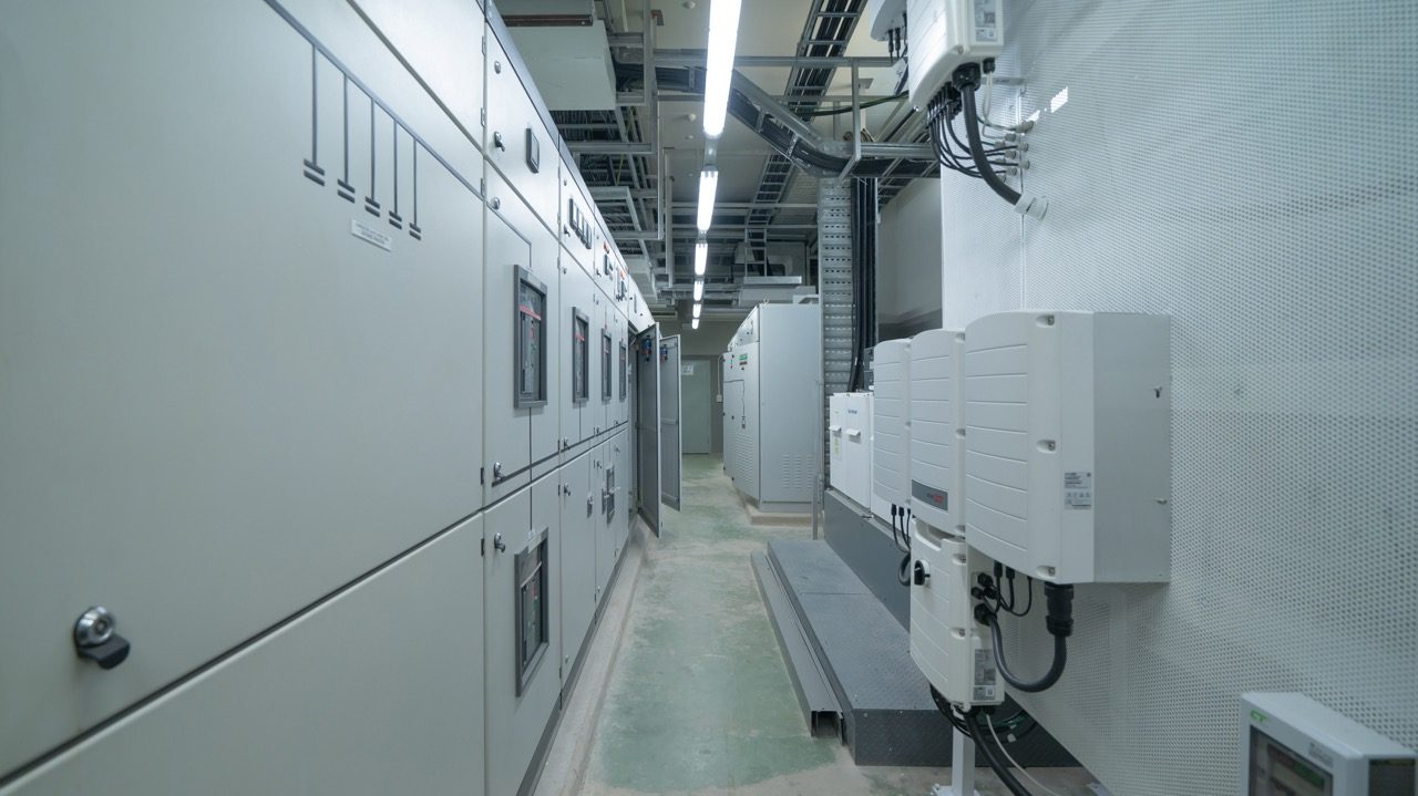 Niederspannungsverteilung und Schaltanlagen in einem Technikraum